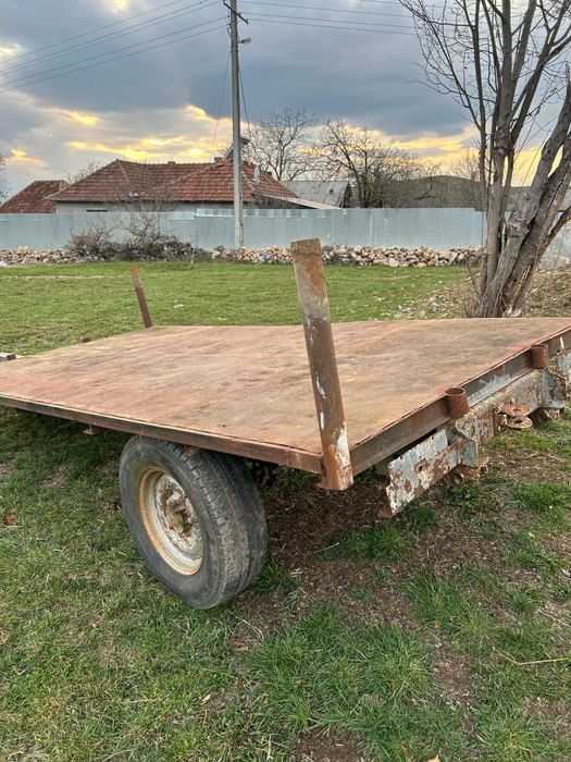 Vând remorca pentru transportat balotiii