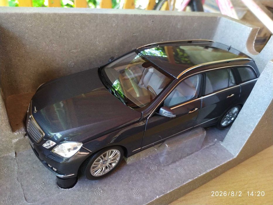 1:18 Метален модел на Mercedes S212 E-Klasse T-Modell / Tenorit Grau / 2009- Minichamps