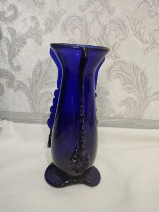 Вазы из цветного стекла.