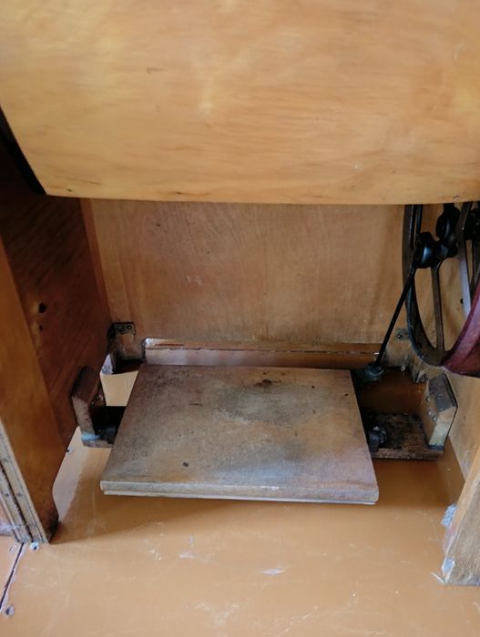 Продам ножную швейную машинку