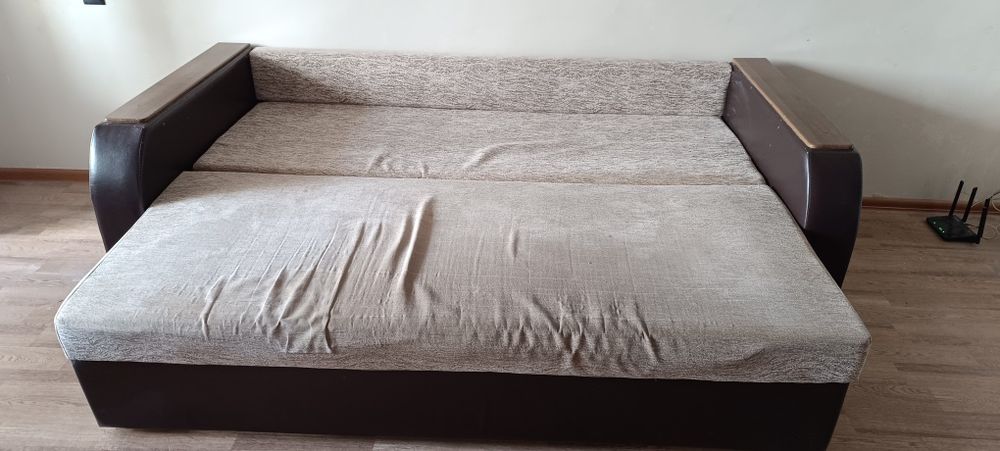 Диван раскладной с тремя подушками