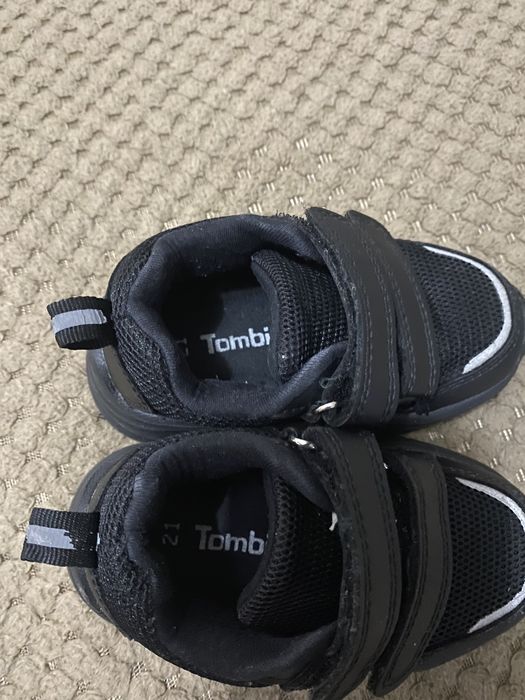 Продам детские кроссовки