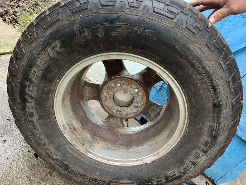 Vand cauciucuri cu tot cu jante jeep cheroke