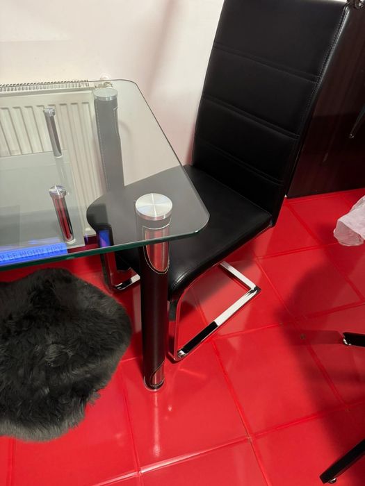 Vand masa din sticla cu picioare din piele.