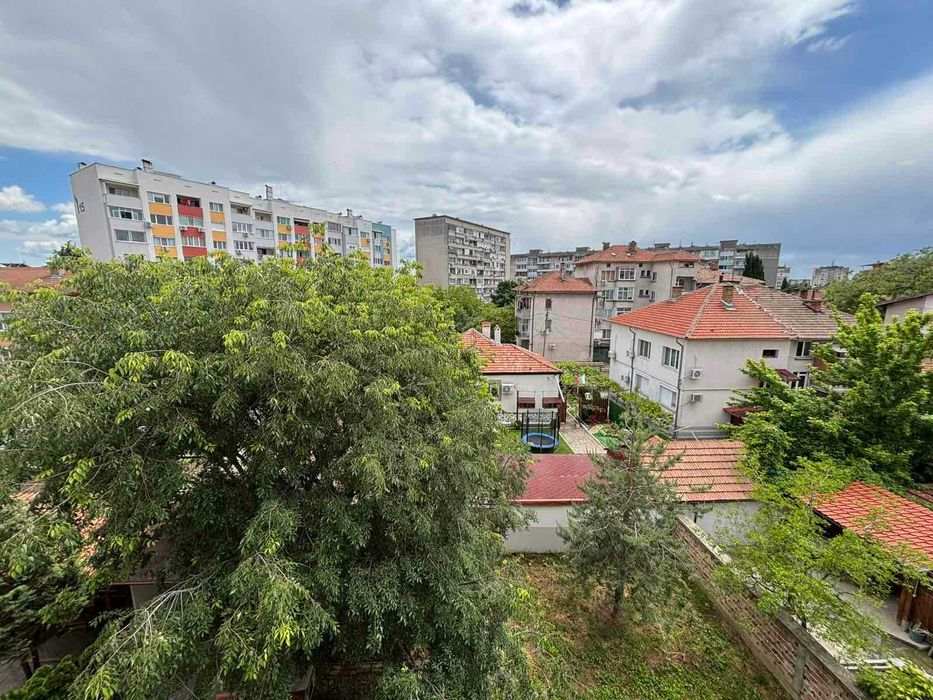 Тристаен апартамент (етаж от къща) с гараж  в кв. Загорка