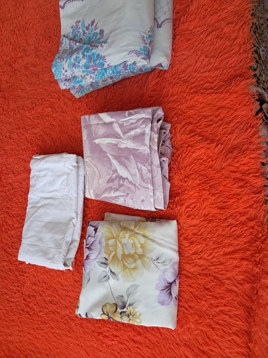 Два пододеяльника и три наволочки.