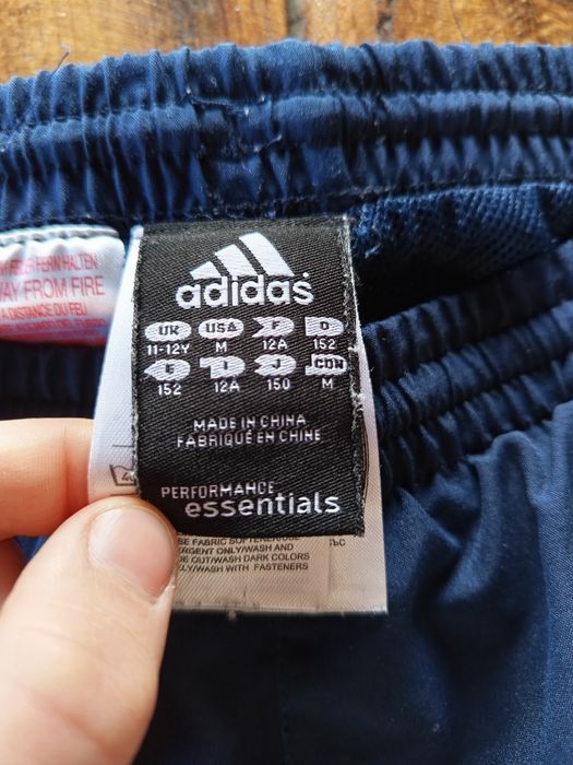 Vând pantaloni adidas