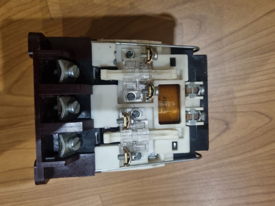 Контактори чешки V40 E и V100E