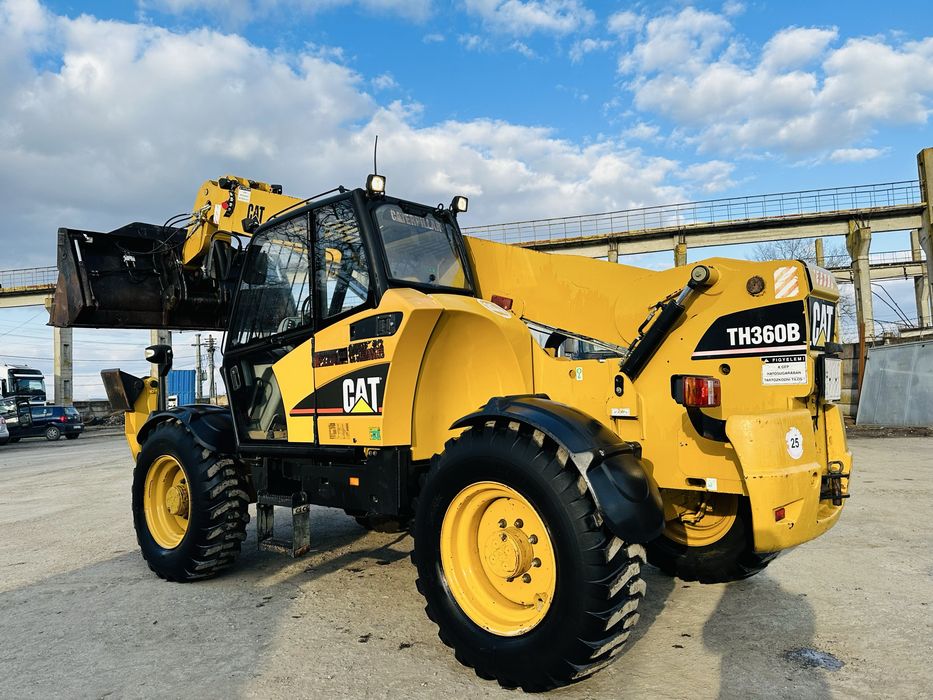Komat’su PW160  Caterpillar TH360B