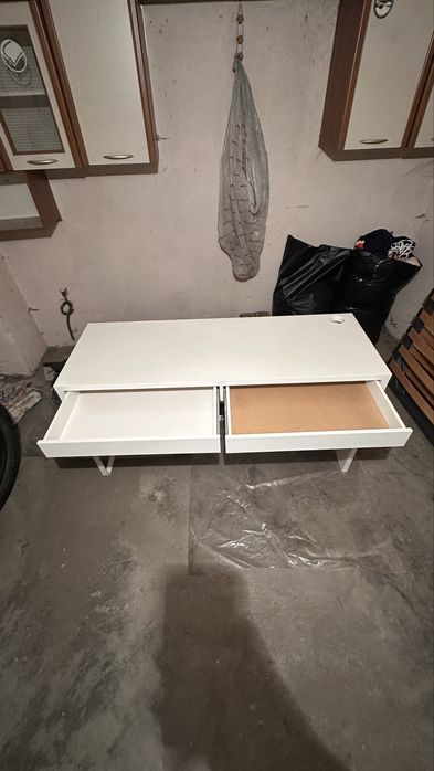 Бяло бюро от ИКЕА