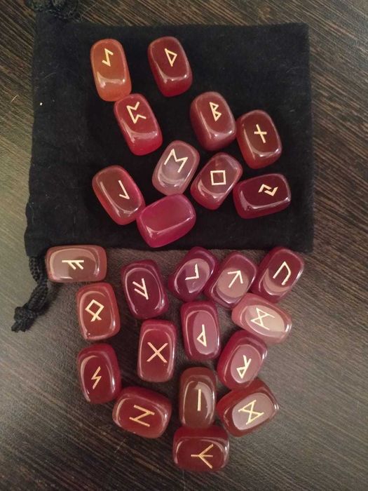 Руны Скандинавские из Красного Агата