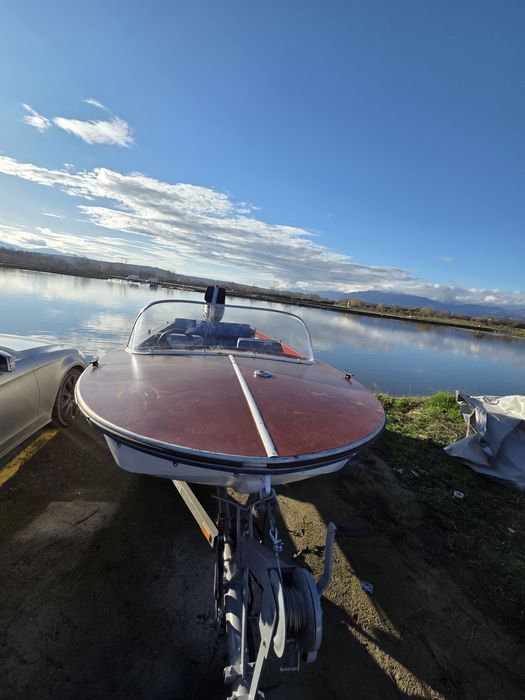 Продавам моторна лодка