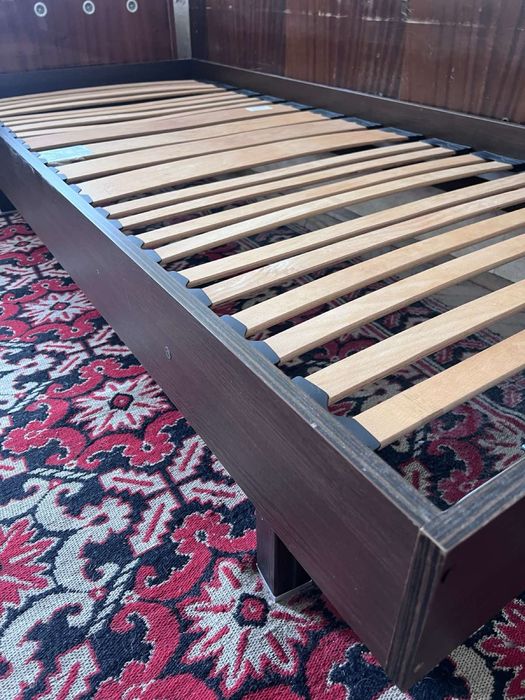 Единични легла с подматрачна рамка