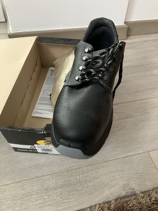 Bocanci de lucru noi bicap ,numarul 44 ,nepurtati
