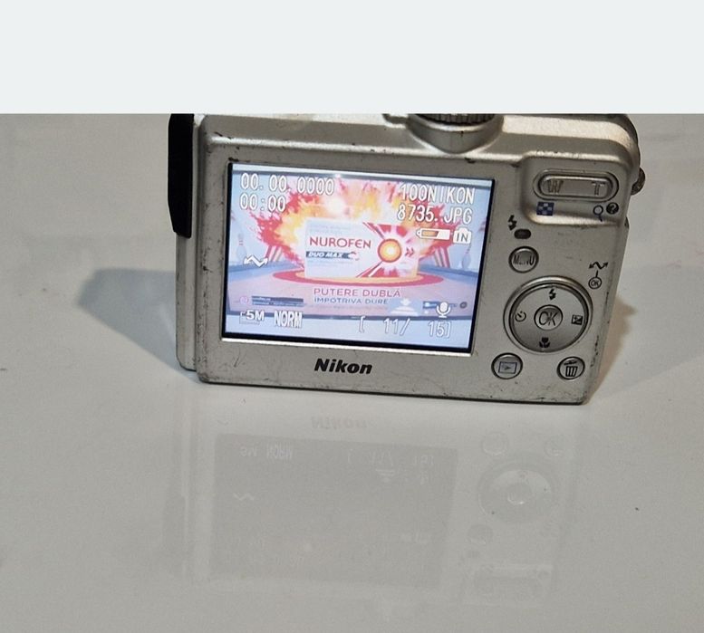 Aparat foto Nikon cu defecte.  Nu retrage tot timpul obiectivul