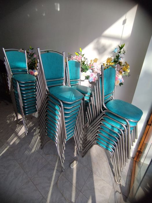 Зудлик билан стульчиклар сотилади