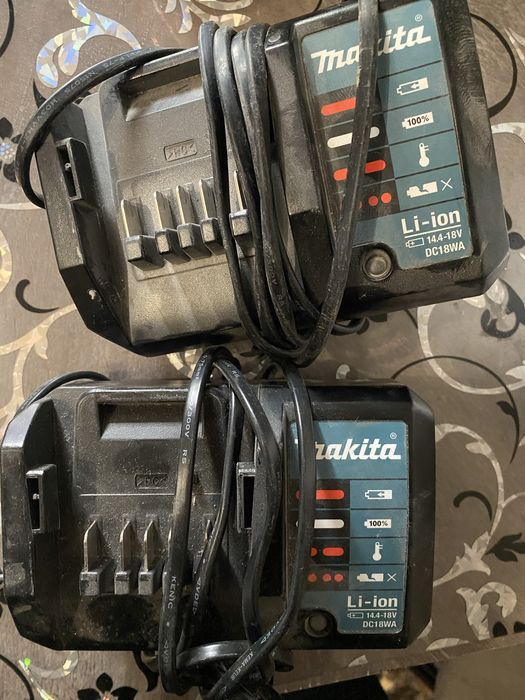 Vand doua incarcatoare baterii MAKITA