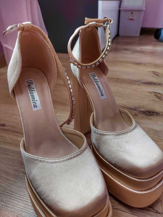 Обувки на висок ток