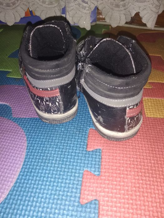 Продам детские высокие кроссовки