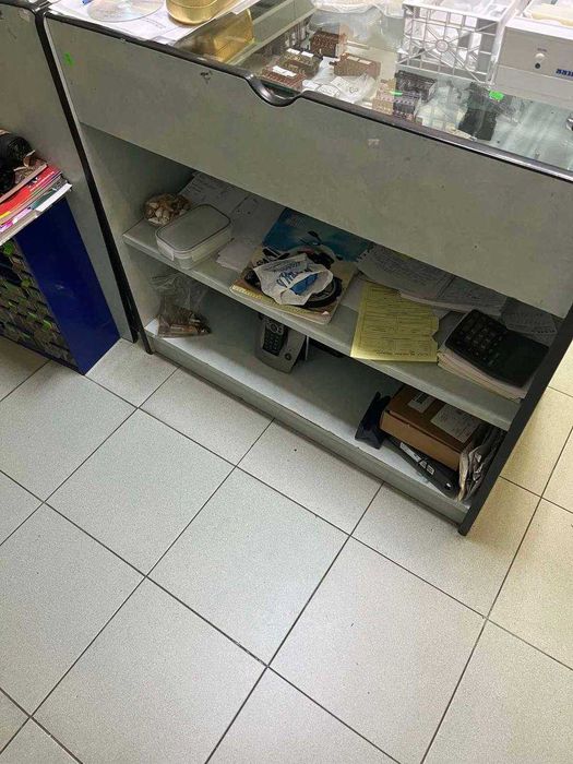 Продавот се 12 бр.щандове