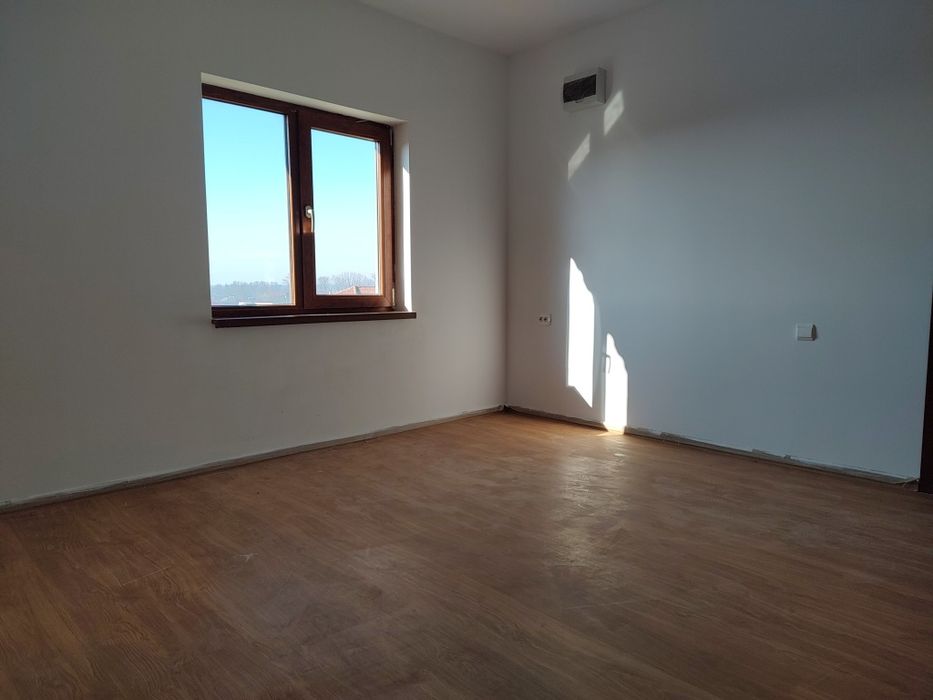 Casă spațioasă cu teren generos și deschidere pe două străzi