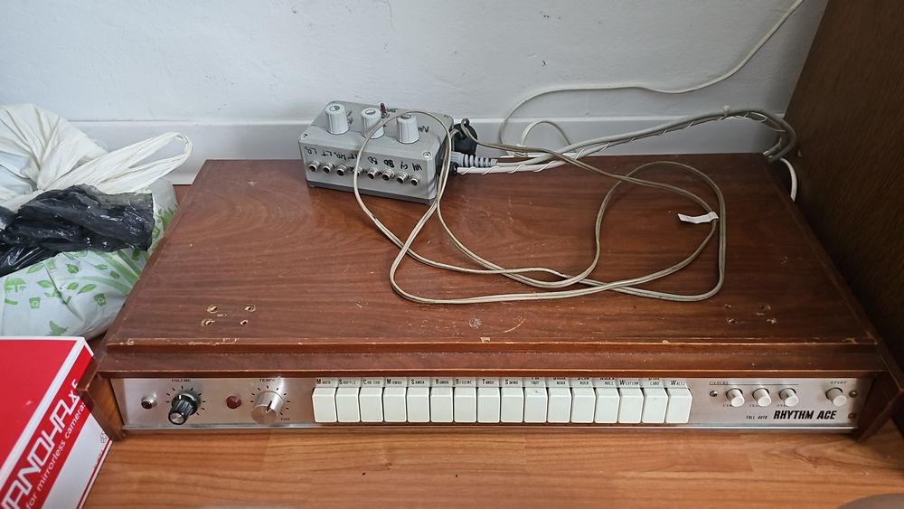 Vand Rhythm Ace FR-2L, o mașină de ritm