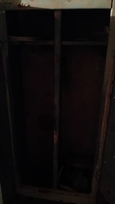 Железный шкафчик