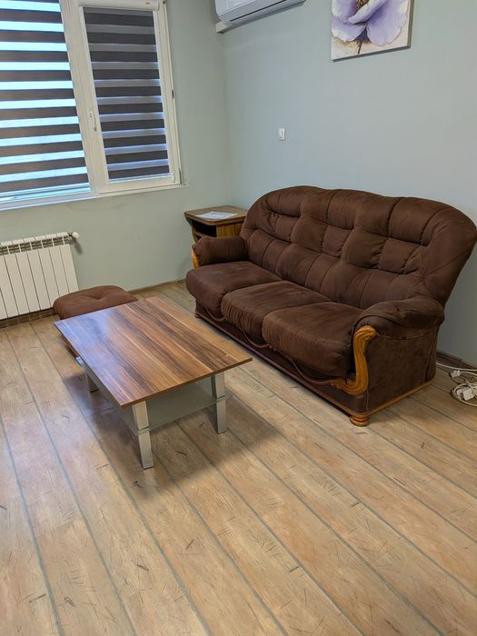 Диван сет включващ самия диван, табуретка и масичка