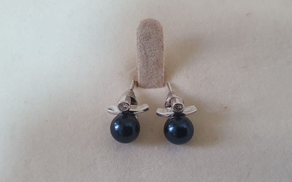 Set aur alb 18k cu diamante naturale si perle