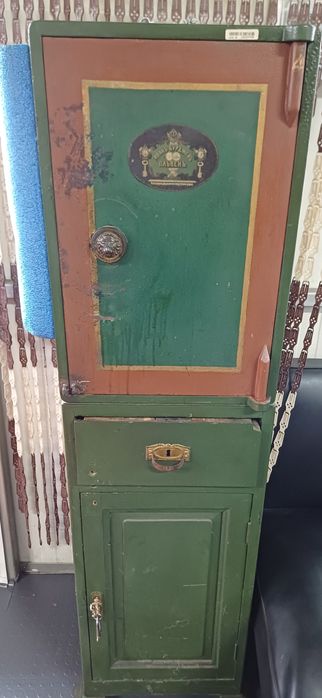 Продавам стара желязна каса