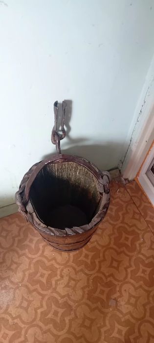 Голяма автентична кофа за вадене вода от геран.