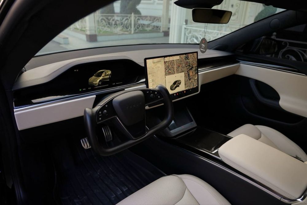 Tesla model S  672км