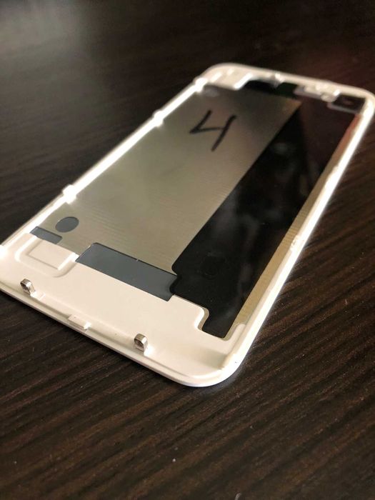 Крышка на Айфон-4  новая.цвет белый!