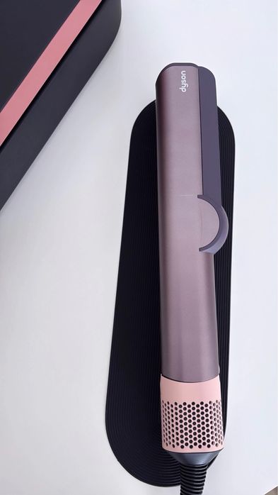 Dyson  airstrait