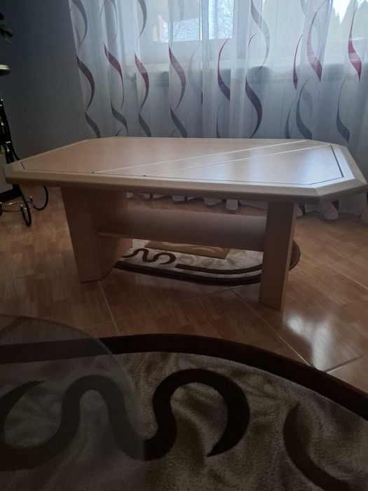 vand masuta salon adusa din Germania în stare buna