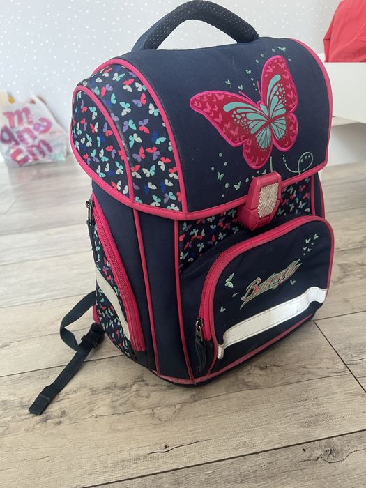 Ранец для девочки, в хорошем состоянии, легкое.