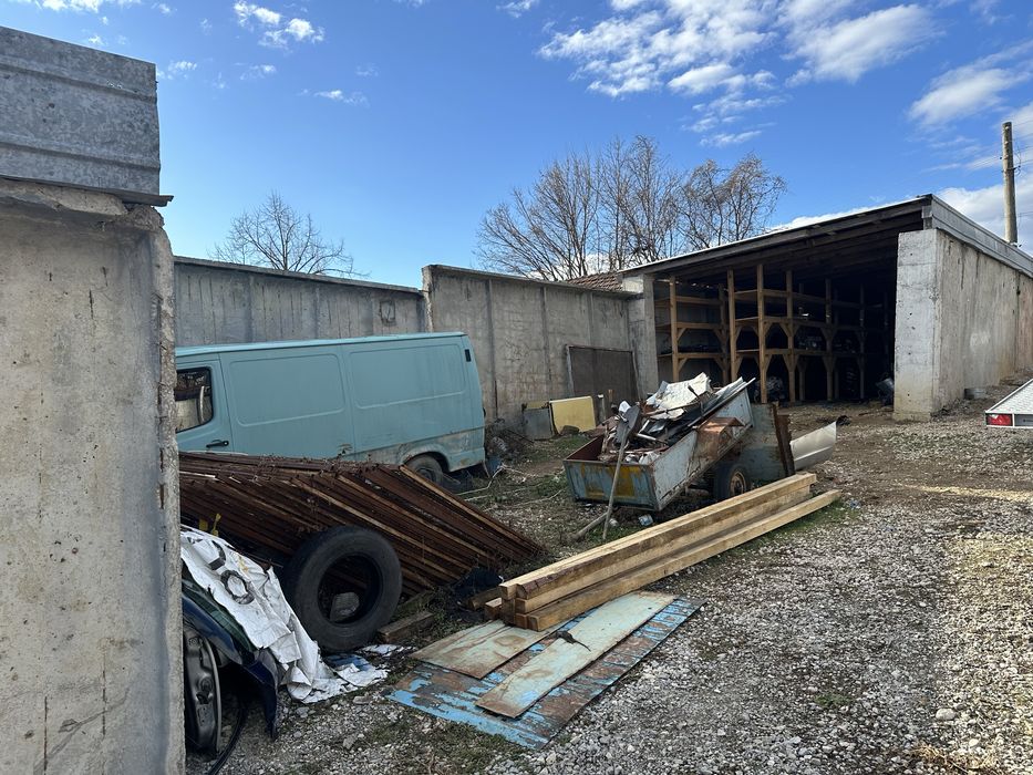 База с две халета по 75 квадрата с масивна ограда и усилени рафтове