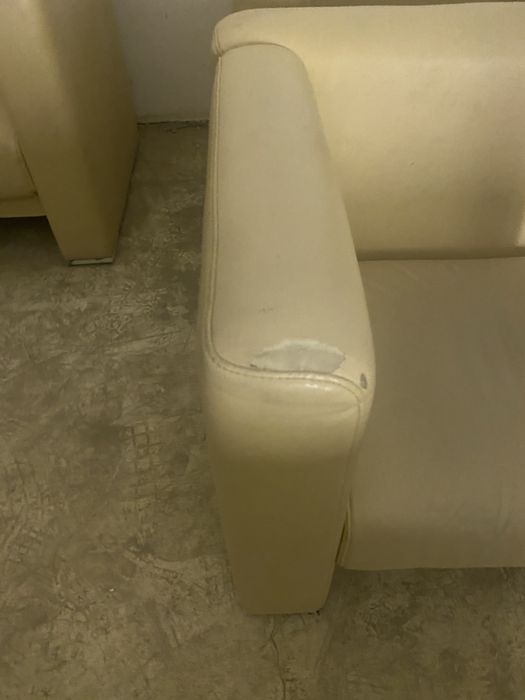 Кожанные кресла..