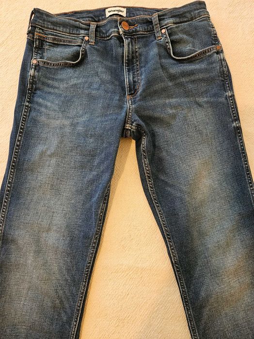Продават се мъжки дънки "Wrangler"