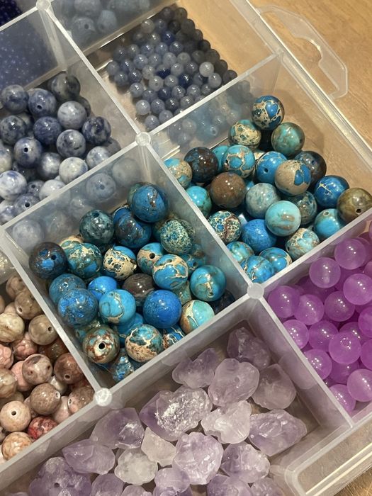 Кутия мъниста за бижута — естествени полускъпоценни камъни и други