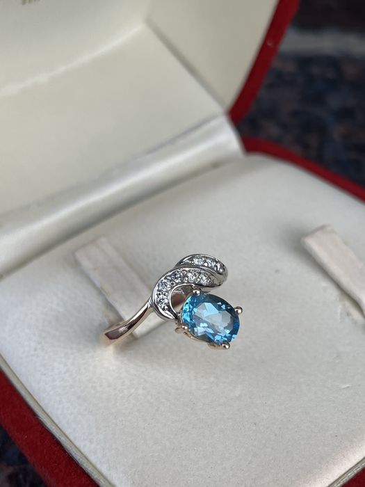 Inel din aur 14 kt cu diamante si topaz!