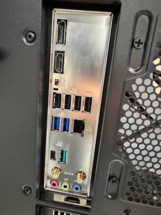 Новый игровой кейс ASUS, AMD Ryzen 7 9800X3D, AMD RADEON RX 9070 XT