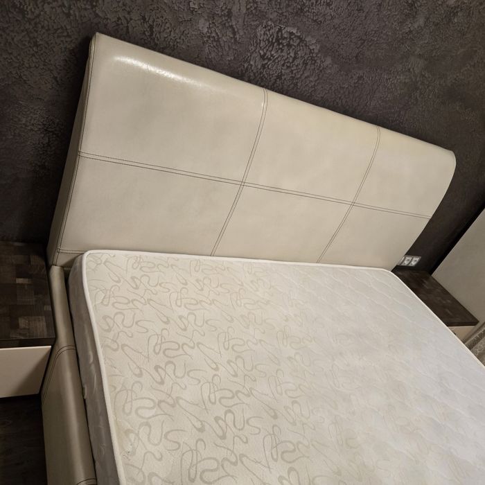 Бежова използвана спалня!