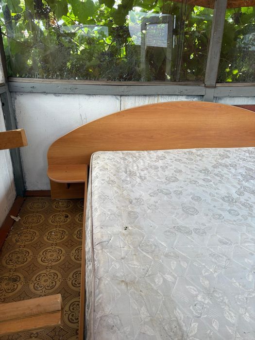 Продам кровать,без матраса