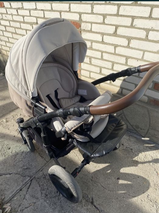 Продам детскую коляску срочно
