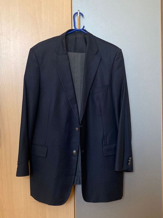 Клубный пиджак с серыми брюками