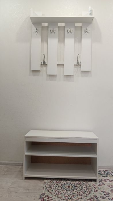 Вешалка полкасымен сатылады