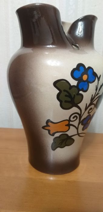 Ваза для цветов керамическая.