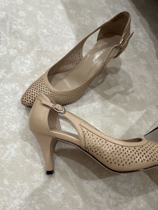 Бежевые туфли 38 размер