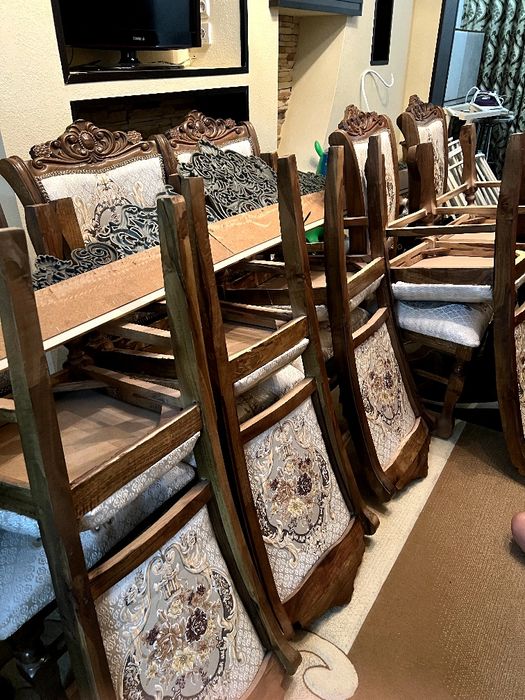 Комплект из стола и стульев